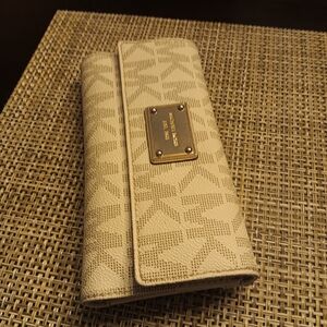 MICHAEL KORS BEIGE WALLET